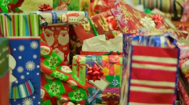 Cajas de regalos envueltos en papel con motivo navideño