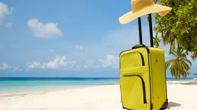 Valija en la playa como símbolo del descanso y las vacaciones laborales.