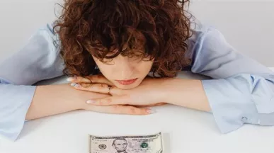 Colaborador preocupado por su situación financiera en el entorno laboral