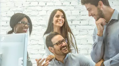 Equipo de personas colaborando en una oficina, representando el compromiso laboral y los factores que influyen en la rotación de personal en las empresas.