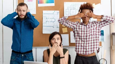 Colaboradores representando la falta de comunicación interna en la empresa, inspirados en la metáfora de los tres monos sabios