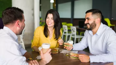 Colaboradores compartiendo el almuerzo que pagaron con su tarjetas de alimentos peru