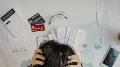 Colaborador revisando sus finanzas en la oficina, ejemplo de cómo el estrés financiero puede afectar el bienestar laboral.