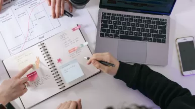 Personas organizando el trabajo en equipo y planificando tareas en oficina