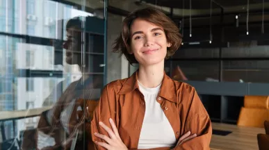 Colaboradora joven en oficina corporativa en Perú, reflejando la nueva visión sobre trabajos para jóvenes y el trabajo en la actualidad.