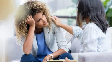 Líder de equipo generando espacios de feedback y conversación como medida de cuidado del bienestar mental en el trabajo
