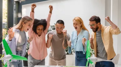 Colaboradores celebrando un gol durante una actividad del Mundial 2026 en la oficina, fortaleciendo el clima laboral y la motivación del equipo.