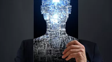 Profesional frente a una figura digital que representa la inteligencia artificial y las microcarreras.