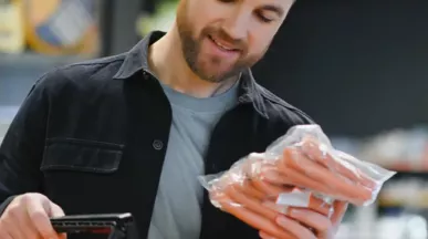 Colaborador comprando alimentos con una tarjeta de alimentación según la Ley 28051 en Perú