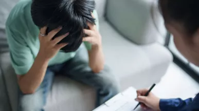 Persona recibe apoyo profesional para cuidar su salud mental en el trabajo en Perú