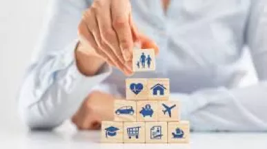 Persona de la generacion z peru organizando bloques de madera con íconos que representan beneficios laborales, bienestar y desarrollo profesional.