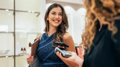 Mujer paga sus compras con una tarjeta virtual de incentivos