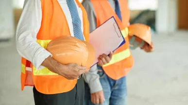 Trabajadores con chalecos de seguridad y cascos como parte de la prevención en salud ocupacional