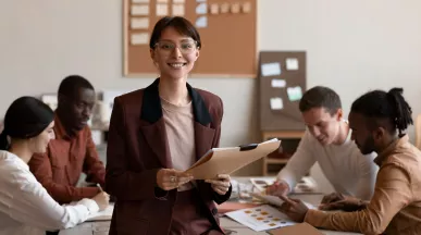Profesional de Recursos Humanos junto a su equipo utilizando software para rrhh.