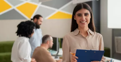 reclutadora de recursos humanos evalúa qué buscan los profesionales calificados de Perú para mantenerse en un empleo