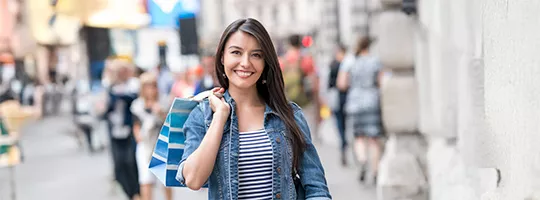 Mujer hace compras con Pluxee Regalo en un centro comercial
