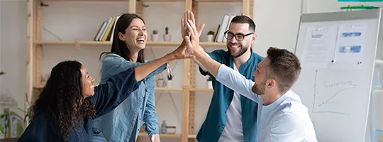 Equipo celebra el éxito de un proyecto en la empresa
