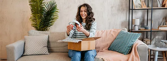 Mujer recibe el regalo que ella misma compró con Pluxee Regalo