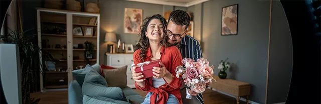 Foto muestra a una pareja feliz: ella recibió un regalo que él compró con Pluxee Regalo.