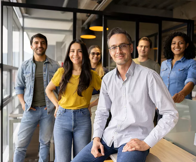 Equipo satisfecho porque recibe los beneficios de Pluxee, mejorando su bienestar y motivación en el trabajo.