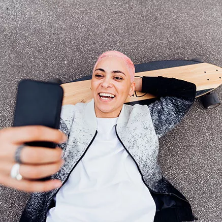 Joven ve el saldo de su tarjeta Pluxee en su celular