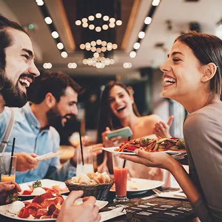 Grupo de amigos almuerzan juntos en un restaurante