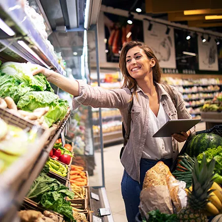 Mujer compra verduras en el supermercado