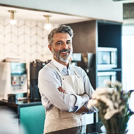 Dueño de un comercio sonreí para la camera
