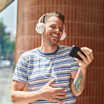 Hombre utiliza su teléfono