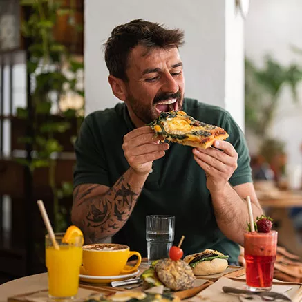 Hombre almuerza tranquilo sin celular