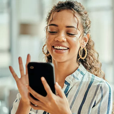 Mujer utiliza su iPhone para comprar con Pluxee