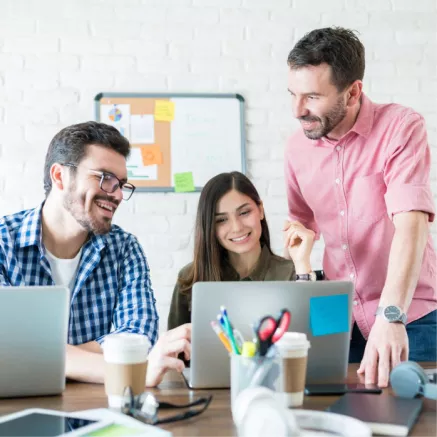 Personas colaborando en una tarea laboral