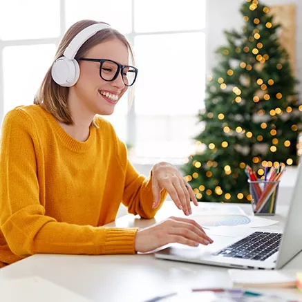 Joven profesional trabaja de su casa