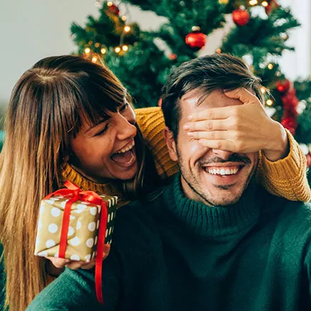 Mujer regala un presente a tu novio