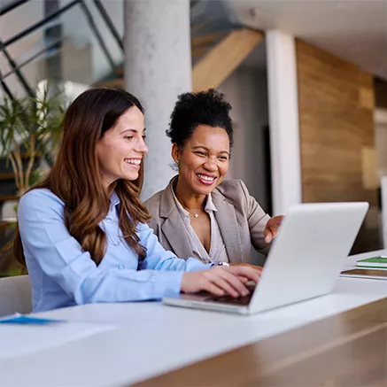 Dos profesionales revisan juntas la creación de tarjetas virtuales de Pluxee.