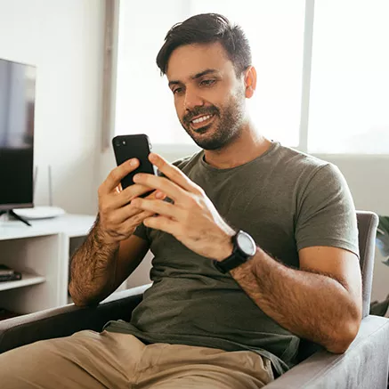 Joven gestiona su tarjeta virtual Pluxee desde su teléfono.