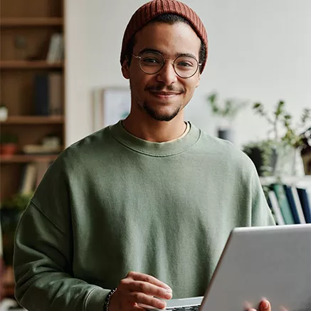 Hombre usa la computadora en el trabajo