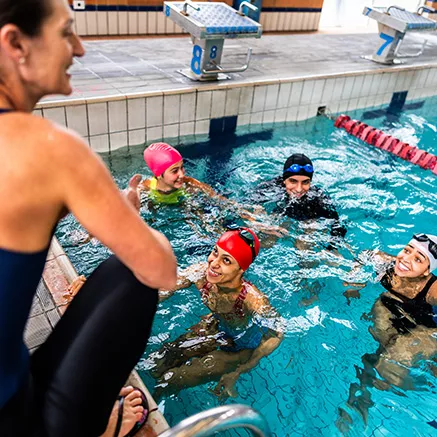 Clase de natación en un gimnasio de la red MonkeyFit